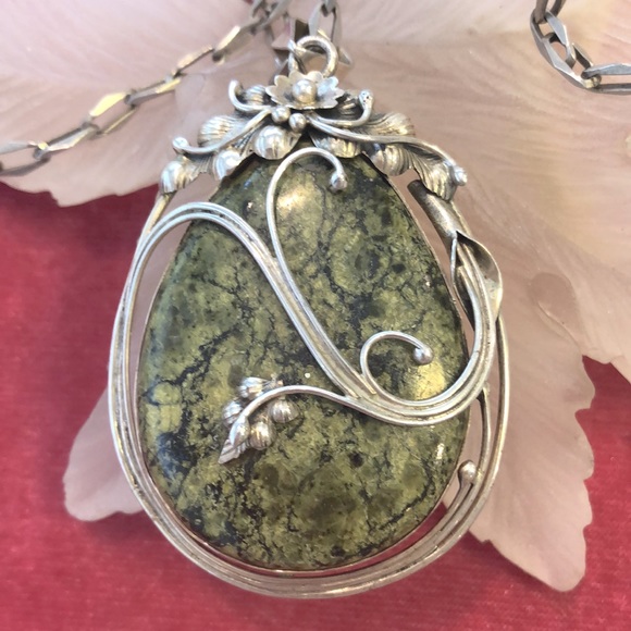 Vintage 925 sterling silver necklace looks like a Nephrite cabochon. 11 inches